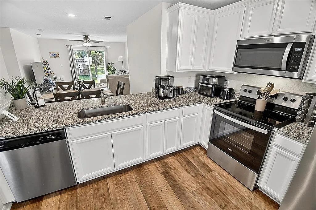 3 bed, 2.0 bath, 1270 sqft, $2,000 — Photo 4