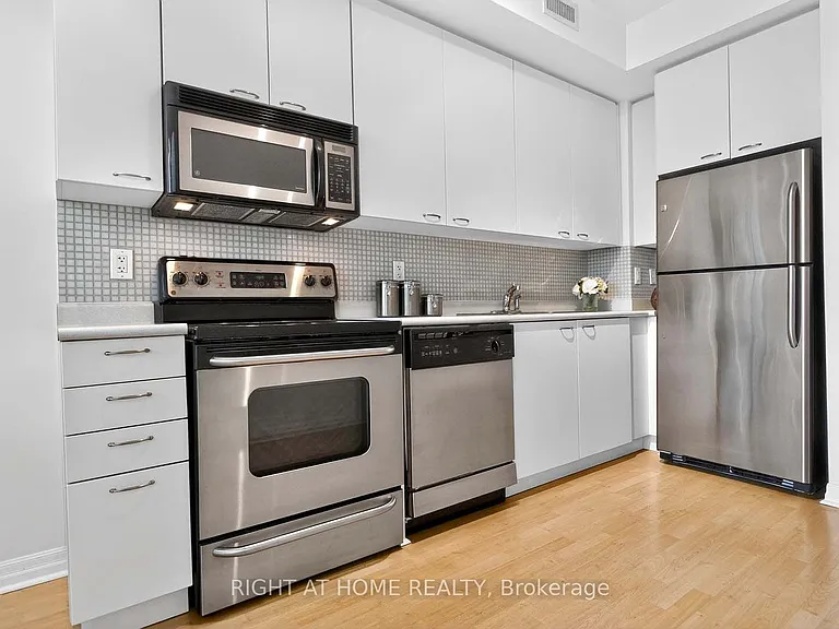 220 Burnhamthorpe Rd W #717 — Photo 4