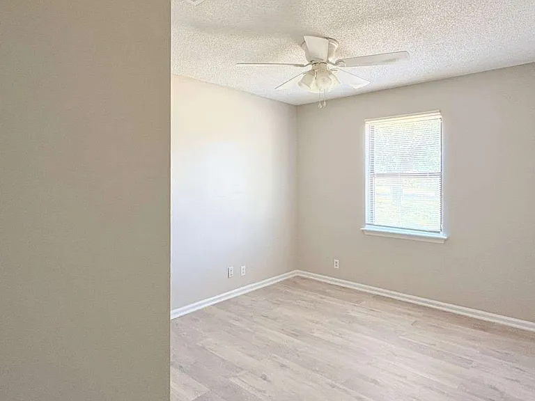 142 Woodvalley Ct — Photo 31