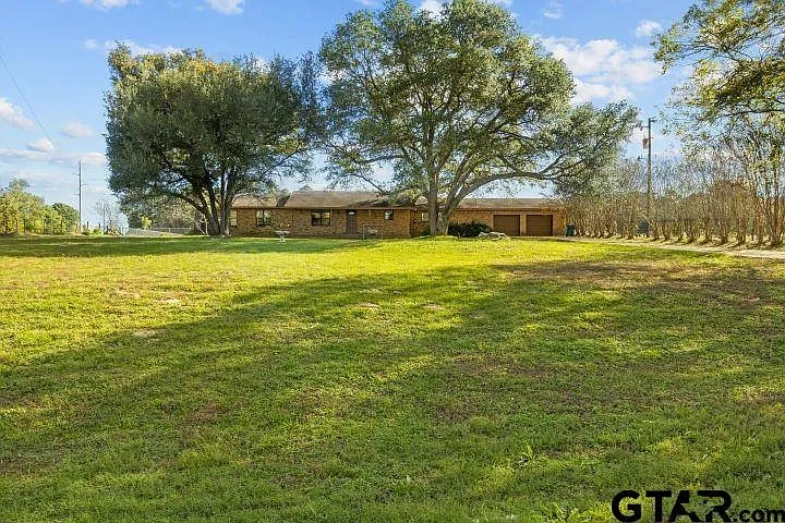 4 bed, 2.0 bath, 2452 sqft, $1,550 — Photo 2