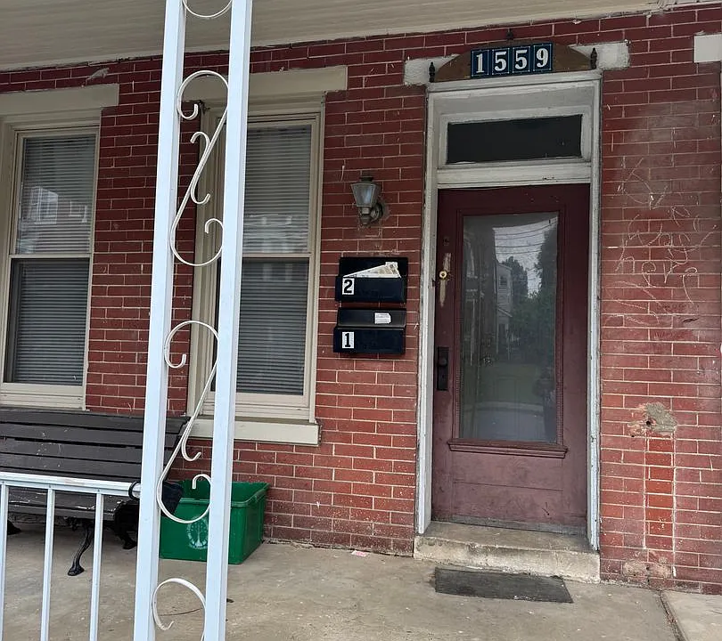 1559 W King St