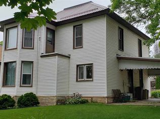 407 4th St NE, Elkader, IA 52043