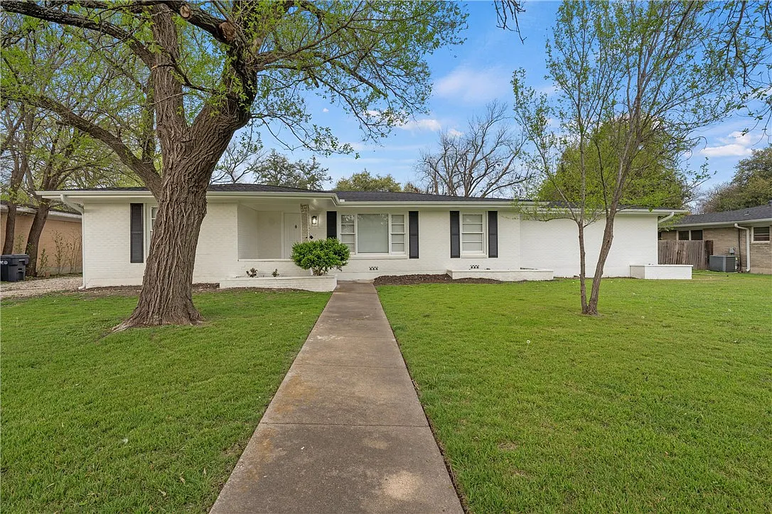 3 bed, $2,100 — Photo 1