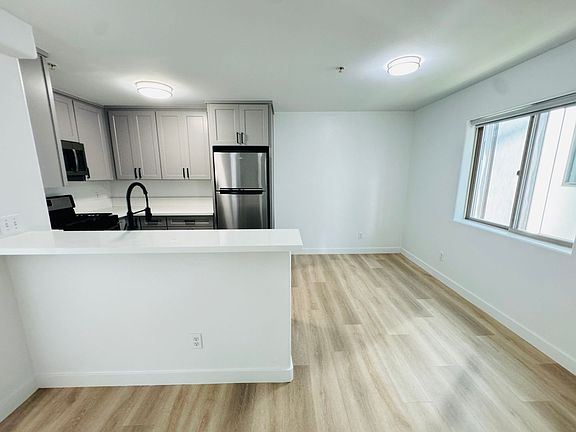 3rd image of 2495 Corinth Ave #6