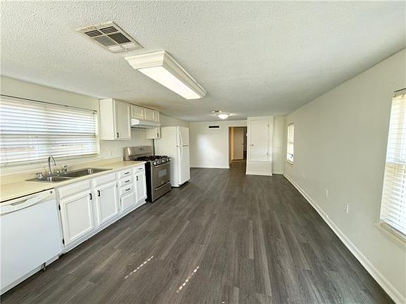 3rd image of 646 Avenue F