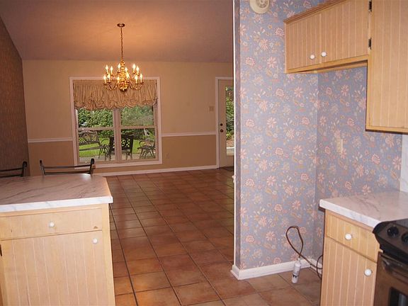 3rd image of 100 Heidelburg Dr