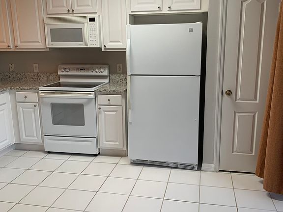 2nd image of 1379 Hampton Park Ln