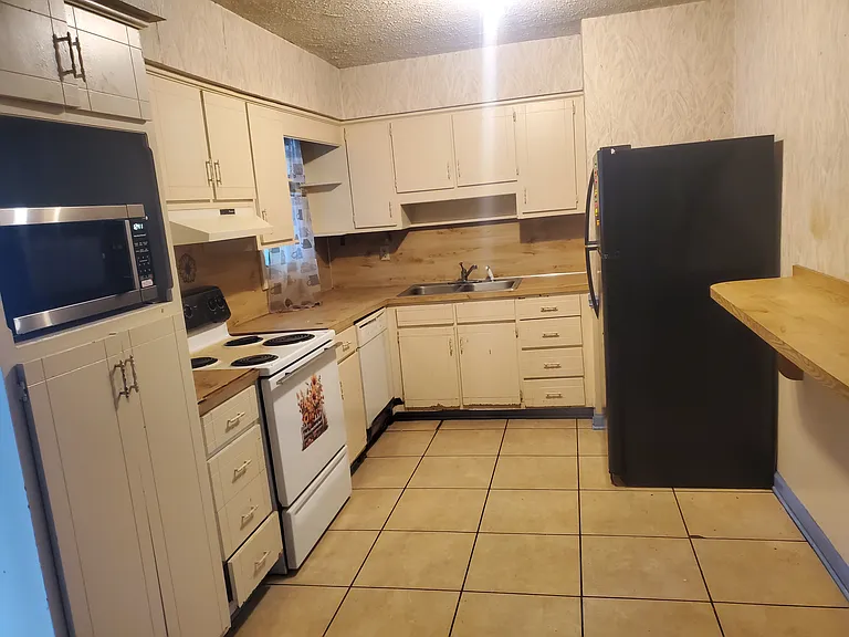 2206 Wellborn Dr — Photo 3