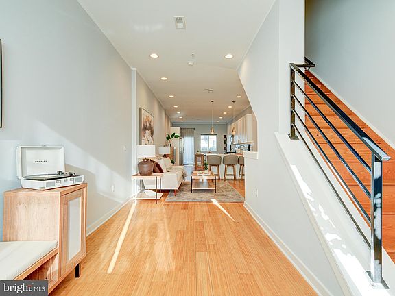 3rd image of 2039 E Cumberland St