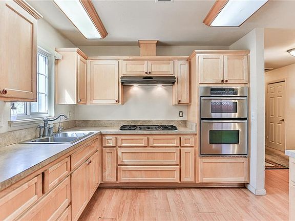 4th image of 8691 Davmor Ave