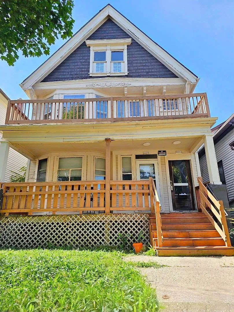 Charming 3BR Duplex in Milwaukee — Photo 1