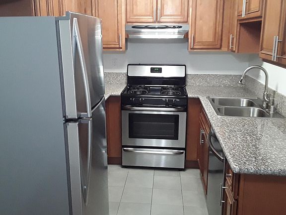 2nd image of 508 S Barrington Ave APT 2