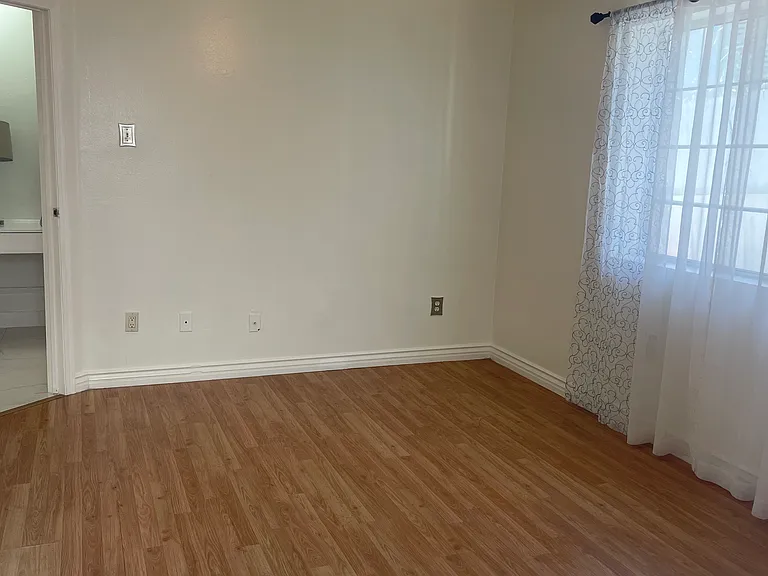 10512 Plainview Ave — Photo 12