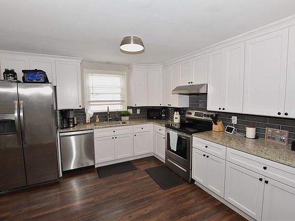3rd image of 923 Bold St