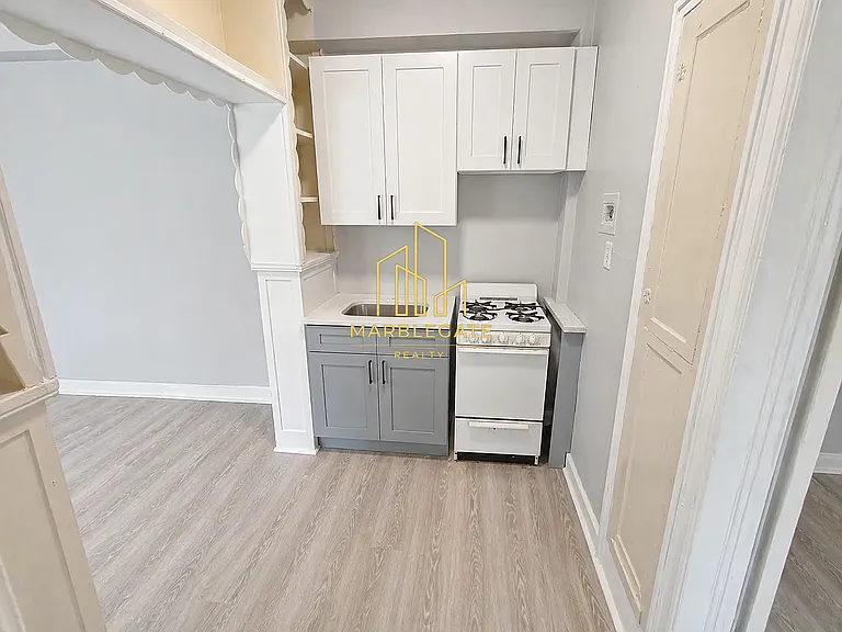 129 Schofield St #1E — Photo 1