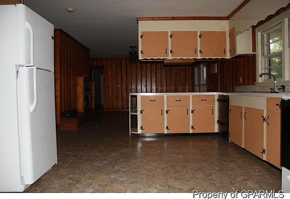 3rd image of 2940 Dickinson Ave
