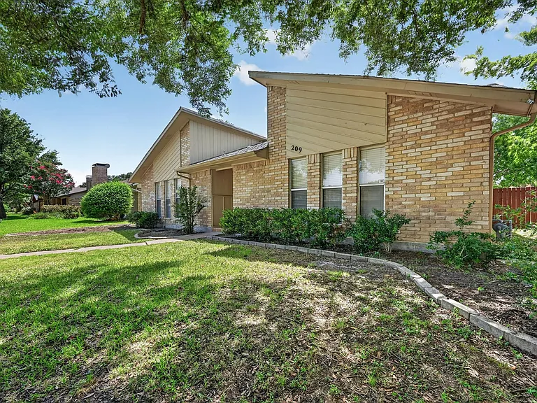 209 Glenwood Dr — Photo 3