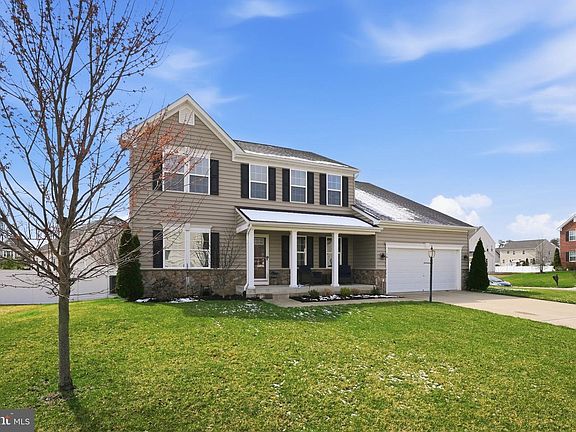 3rd image of 16 White Chapel Ln
