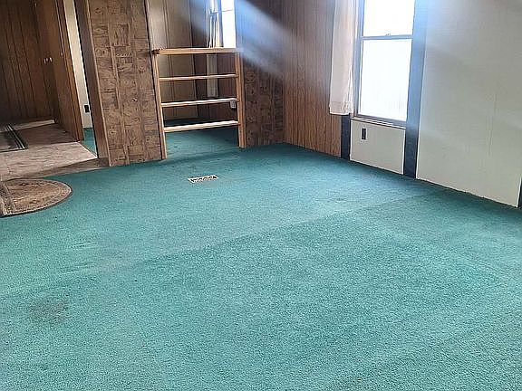 Unfurnished living room 