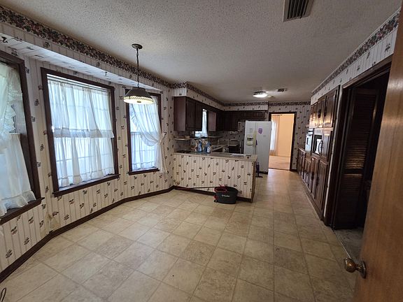 3rd image of 1006 Southeast Cir