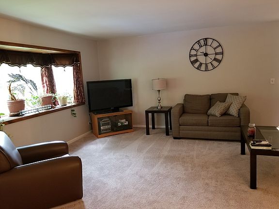 4th image of 2721 Woodridge Dr