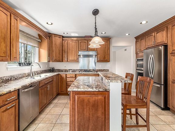 5th image of 411 Joseph Ct