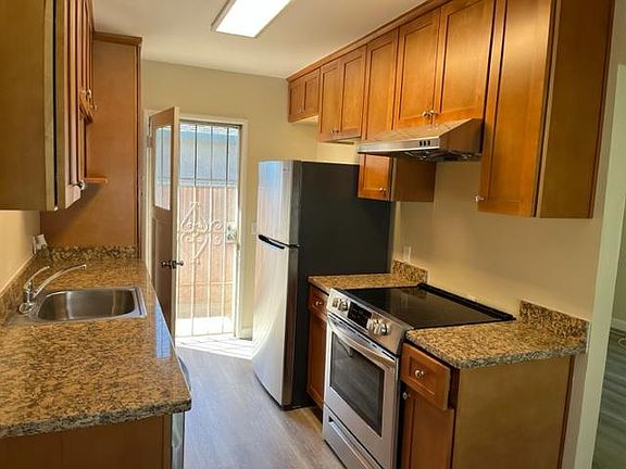 4th image of 998 Princess Anne Dr