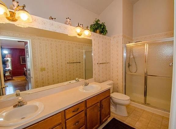 5th image of 1010 Finch Dr