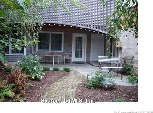 239 Bank St, New London, CT 06320