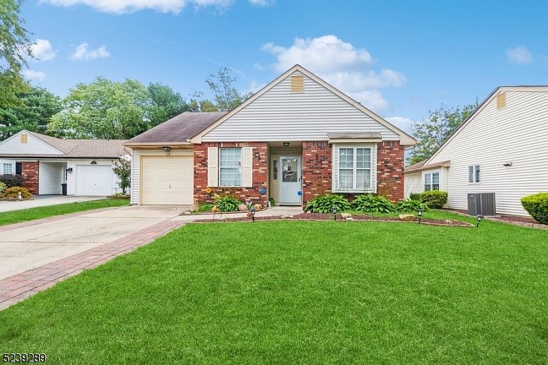 1st image of 119 Carriage Hill Ct
