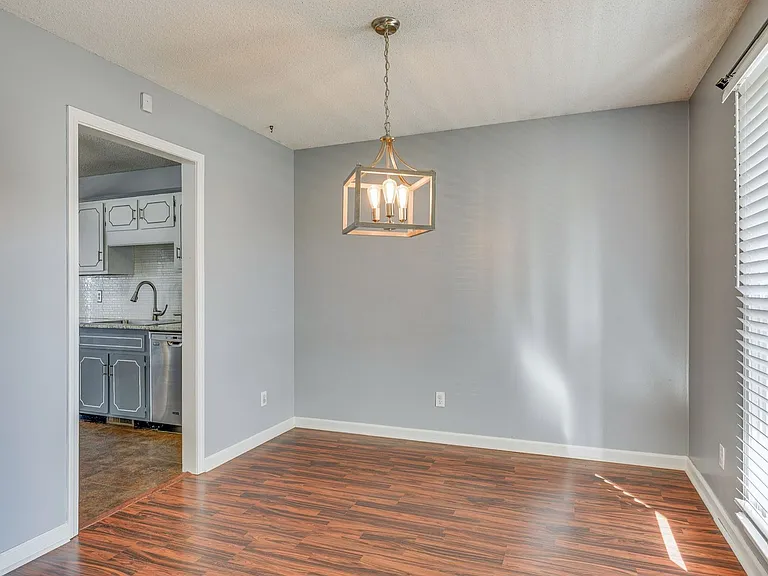 1737 Crestview Dr — Photo 3