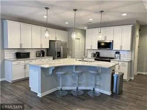3 bed, 2.5 bath, 1800 sqft, $2,400 — Photo 1