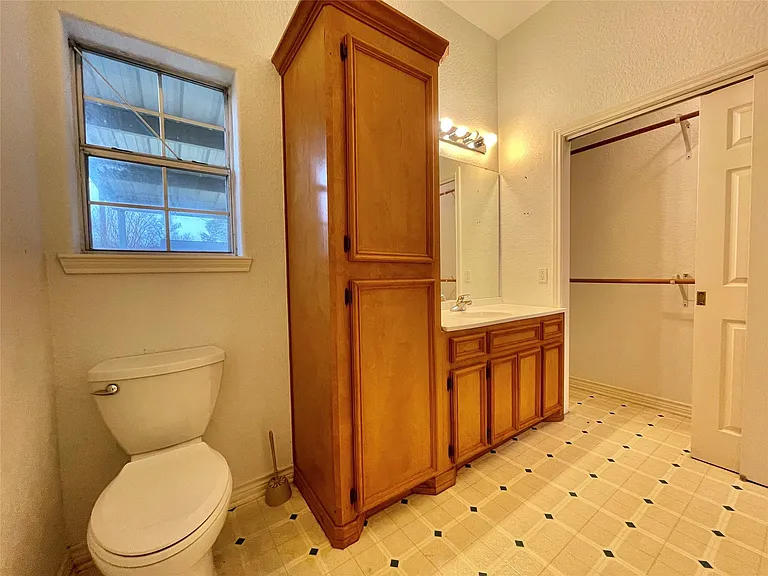 704 Manor Dr — Photo 15