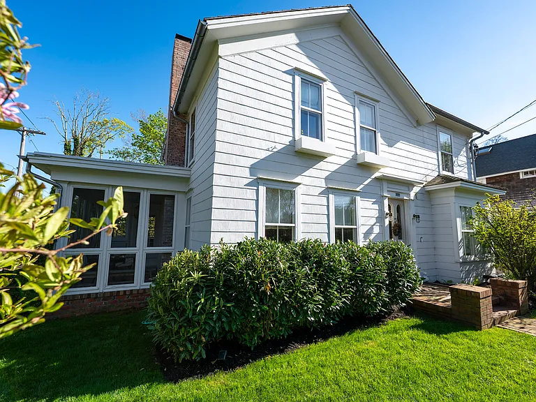 160 Jermain Ave — Photo 2