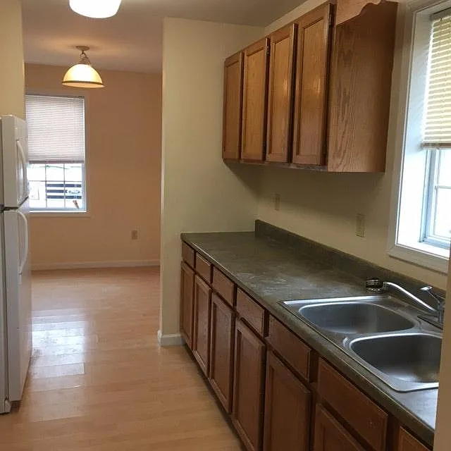 4 bed, 1.5 bath, 1360 sqft, $1,700 — Photo 3