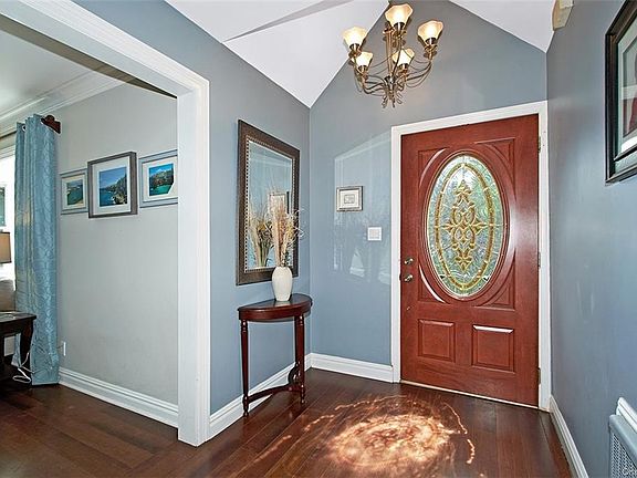 3rd image of 150 Locust Ave E