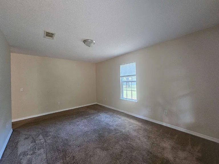 2040 E Roberts Rd — Photo 2