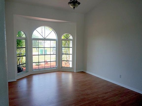 4th image of 207 Warwick St NW