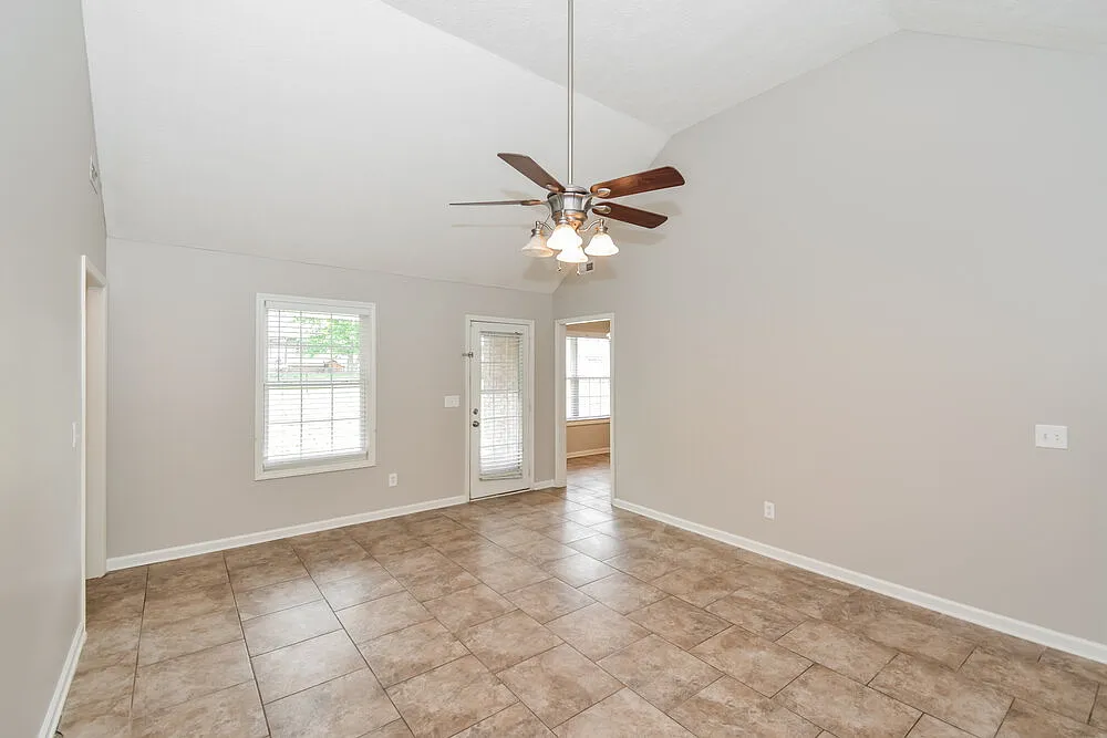 3 bed, 2.0 bath, 1367 sqft, $1,960 — Photo 3