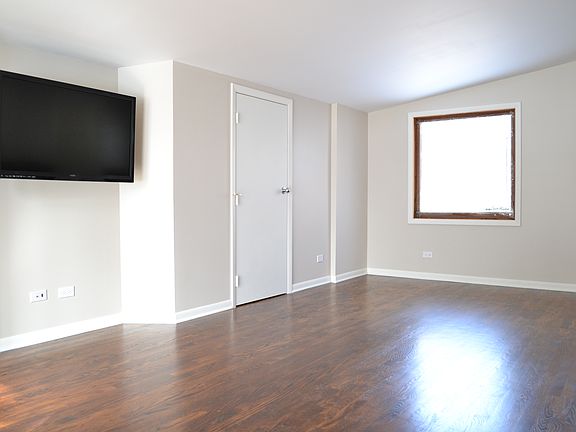Hardwd floors in family room