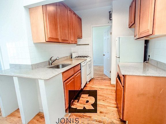2nd image of 121 Saint Marks Pl APT 29
