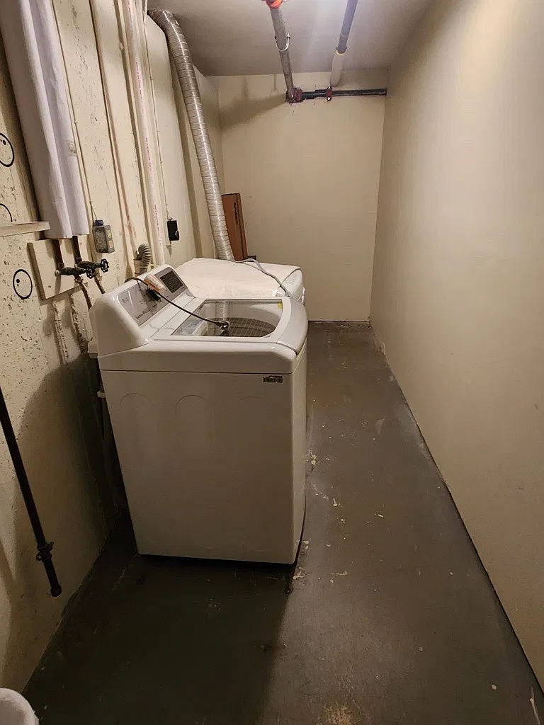 2 bed, 1054 sqft, $2,400 — Photo 3