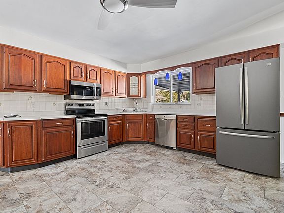 5th image of 534 Greenbriar Court