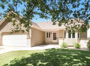 7884 27th St N, Oakdale, MN 55128