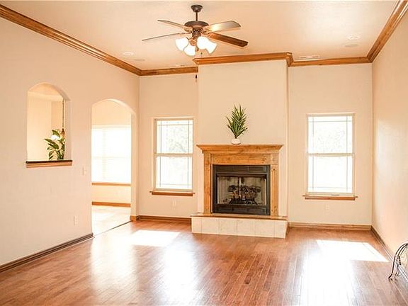 3rd image of 16 Ayton Ln