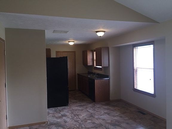 5th image of 1018 N Hutchinson Ave