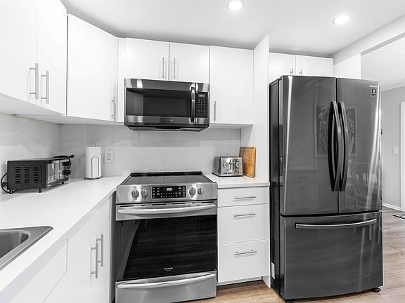 5th image of 1032 Ventnor H Crescent #H