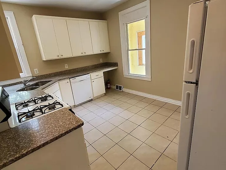 576 Bay St — Photo 18