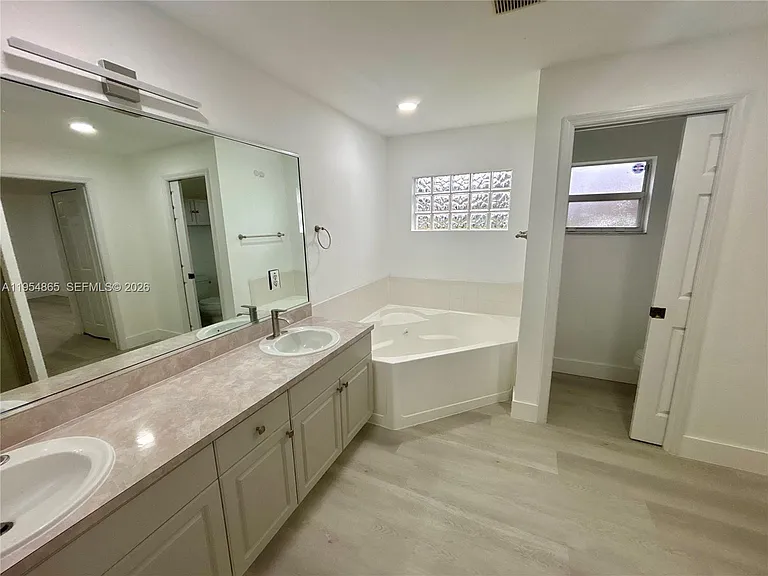 142 SW 34th Pl — Photo 14