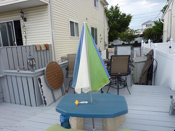 5th image of 926 Rockland Ave